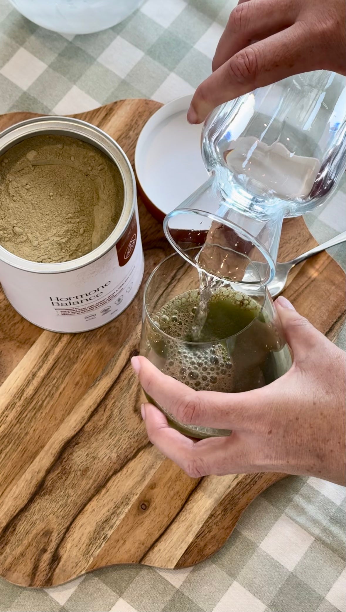 Preparing a drink using a Hormone Balance Blend powder